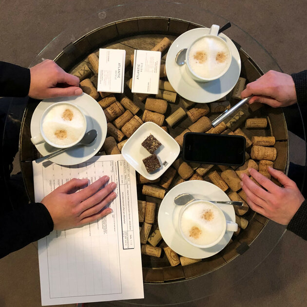 Auf einen Kaffee mit den Verkaufsleiterinnen Katharina Burk & Felicia Veerkamp Hände