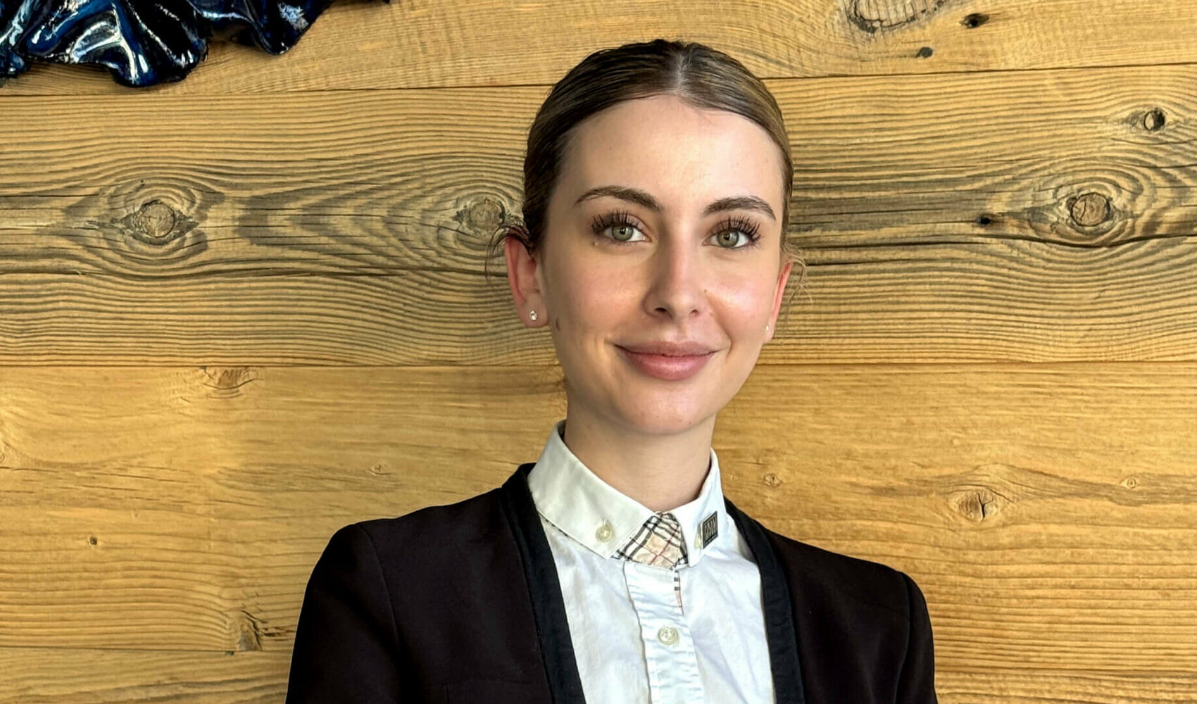 Nadja Karrer (Restaurant Supervisor, Severin*s – The Alpine Retreat) sitzt an einem Tisch mit einer Tasse Kaffee