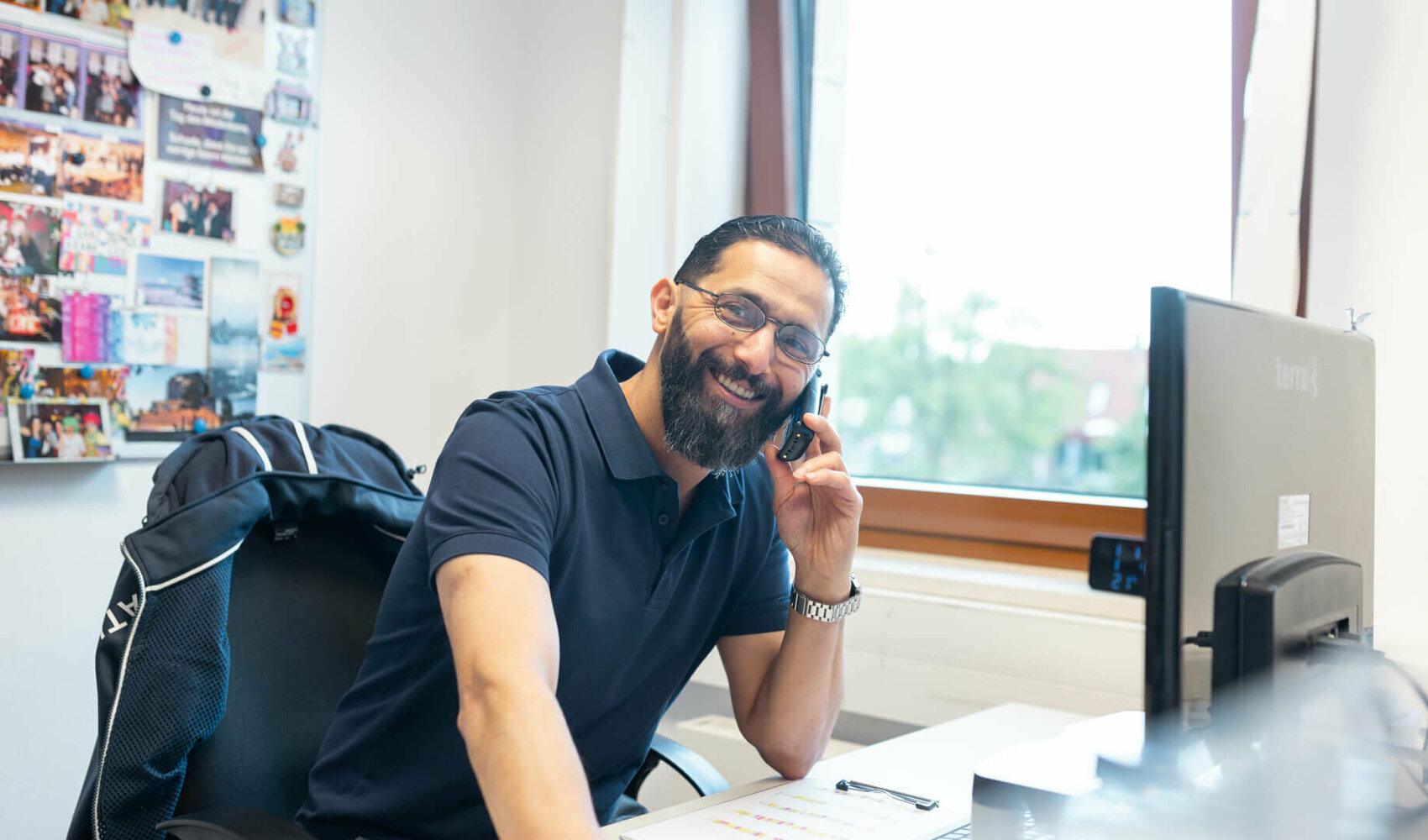 Bilal Madi im Büro am Telefon