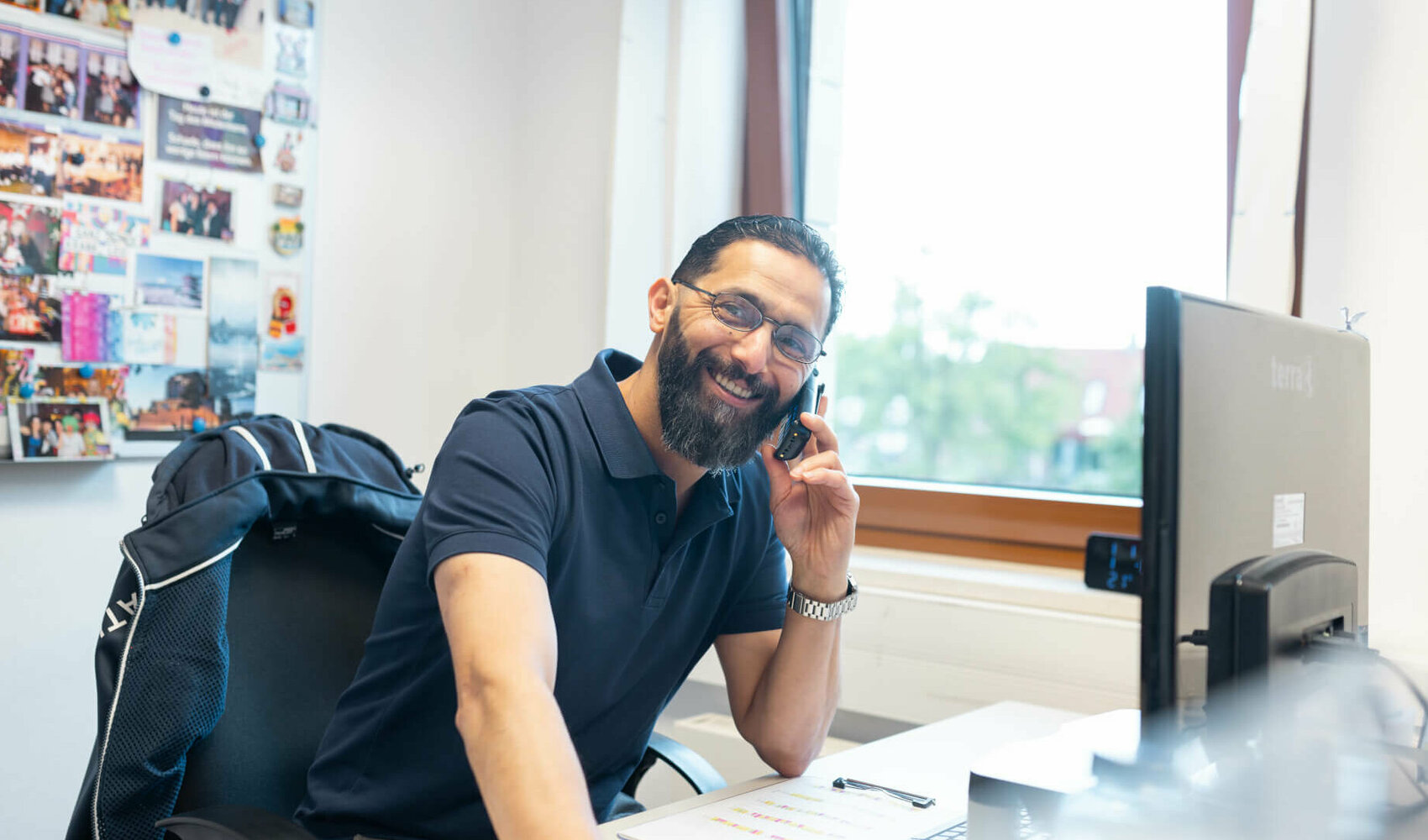 Bilal Madi im Büro am Telefon