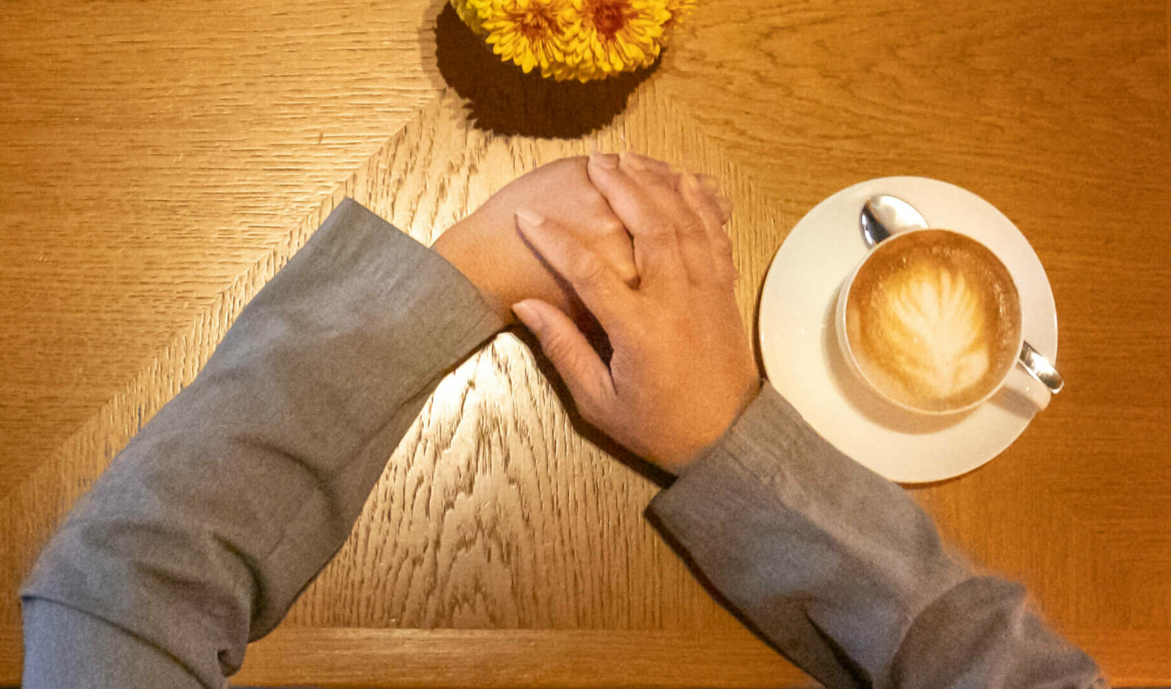 Nikka Vollstädt ist von oben sitztend am Tisch mit einem Kaffee zu sehen