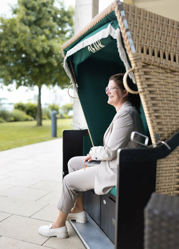 Stellvertretende Veranstaltungsverkaufsleiterin im Hotelgarten