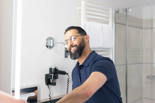 Bilal Madi beim Checken in einem Hotelzimmer