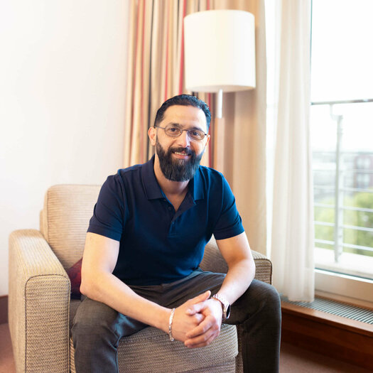 Bilal Madi auf einem Zimmer im ATLANTIC Hotel Wilhelmshaven 