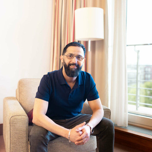 Bilal Madi auf einem Zimmer im ATLANTIC Hotel Wilhelmshaven 