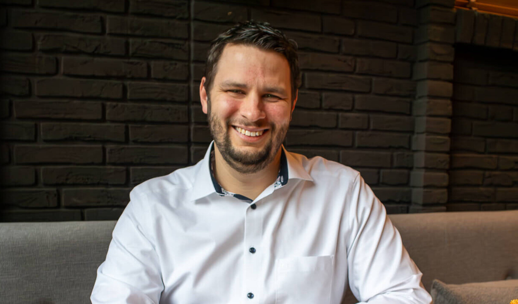 Romano Endres (Stellv. Restaurantleiter, ATLANTIC Hotel Landgut Horn) sitzt an einem Tisch mit einer Tasse Kaffee